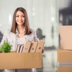 Девушка уходит с работы