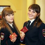 Девушки с удостоверениями